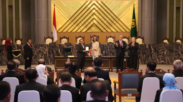 Ilustrasi sidang dan kerja sama lembaga peradilan di Indonesia